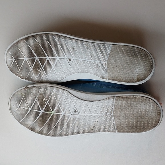 vionic canvas shoes